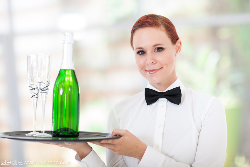 優(yōu)雅品味之旅 年輕女服務員品鑒香檳的餐廳禮儀服務